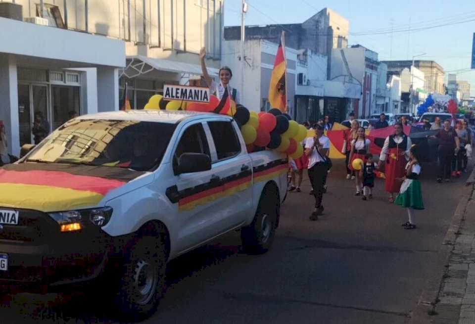 Colorido desfile de colectividades en el cierre de la Fiesta Provincial del Inmigrante