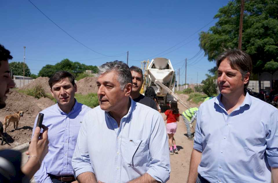 El intendente Nediani supervisa obras de agua potable y cordón cuneta en La Banda