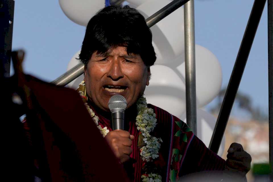 intentaron-asesinar-a-evo-morales-de-14-balazos-mientras-iba-en-auto-camino-a-una-radio