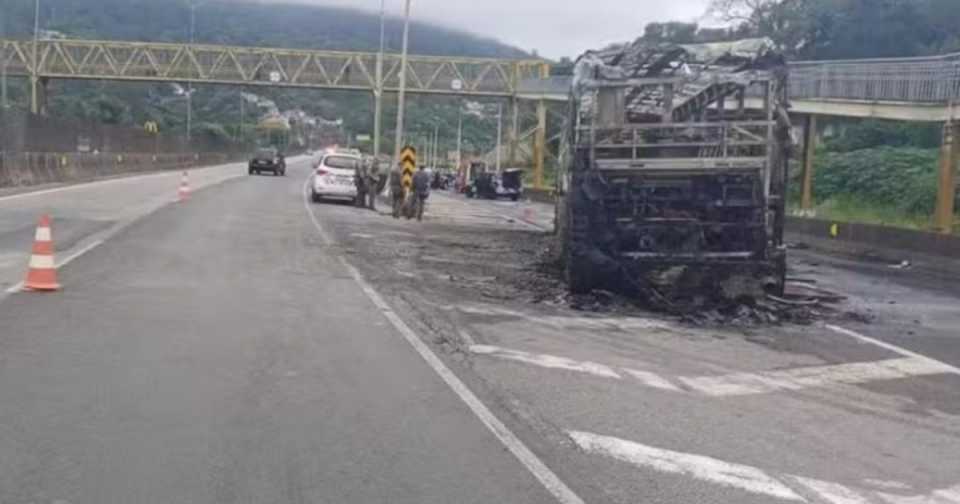 murio-carbonizado-un-hincha-de-cruzeiro-en-un-brutal-ataque-en-brasil:-la-barrabrava-de-palmeiras-prendio-fuego-un-micro-que-volvia-de-un-partido