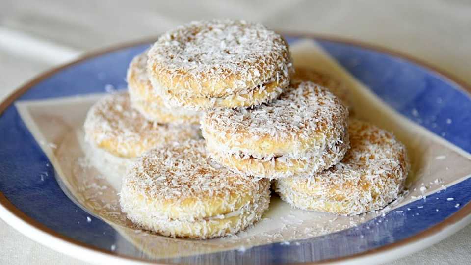 Una receta perfecta para la tarde del domingo: galletitas de coco rellenas con mermelada