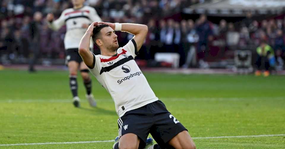 el-gol-errado-del-ano-en-la-premier-league:-el-portugues-dalot-fallo-frente-al-arco-vacio-para-el-manchester-united-de-garnacho-y-licha-martinez