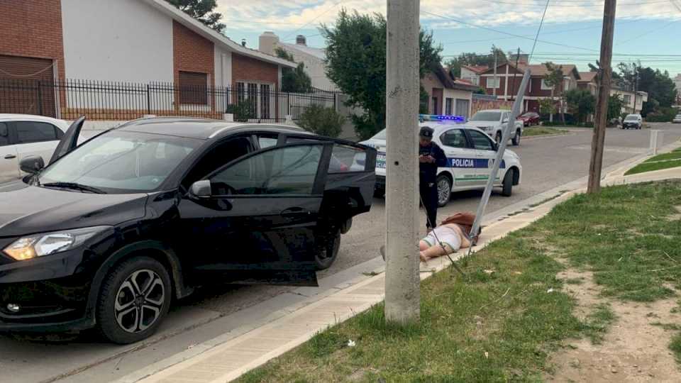 En auto robado, asaltan a un joven en el Pueyrredón