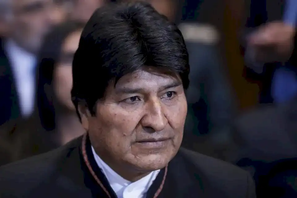 Ráfagas de ametralladora sobre el auto de Evo Morales hieren al chofer pero el ex presidente está ileso.