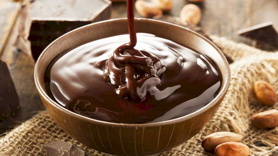 ganache-de-chocolate,-la-receta-para-rellenar-o-decorar-tortas-y-con-4-ingredientes