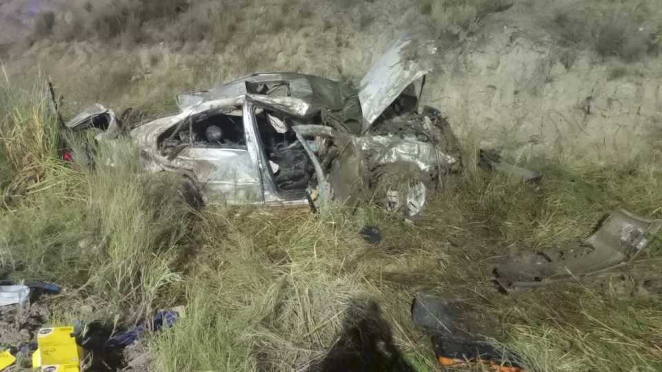 madrugada-accidentada-en-neuquen:-vuelco-en-la-ruta-7-y-choque-contra-un-semaforo-en-avenida-mosconi