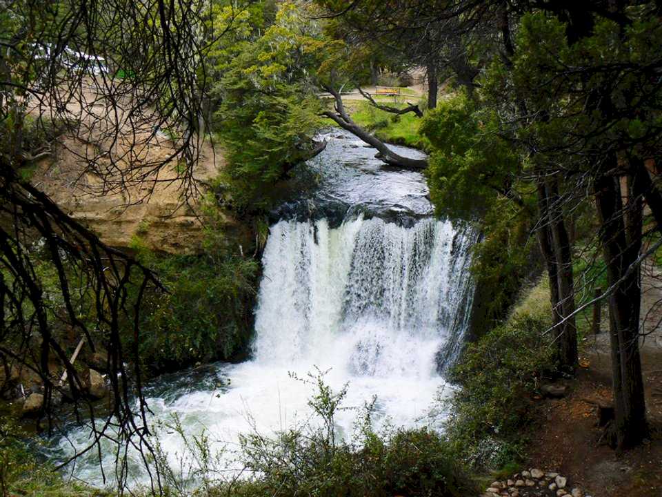 tragedia-en-chubut:-un-nene-de-dos-anos-murio-ahogado-en-las-aguas-del-rio-nant-y-fall