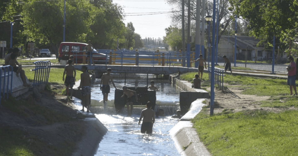 llegaron-los-primeros-chapuzones-de-octubre-a-neuquen-y-el-alto-valle:-asi-se-vivio-el-calor-este-domingo