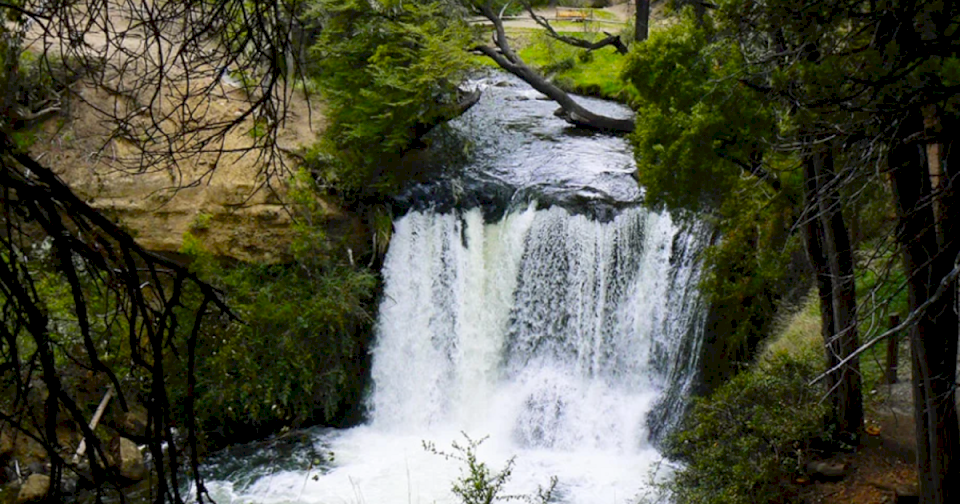 murio-un-nene-de-2-anos-que-cayo-a-un-rio-de-chubut:-fue-arrastrado-por-el-agua-y-no-lograron-salvarlo