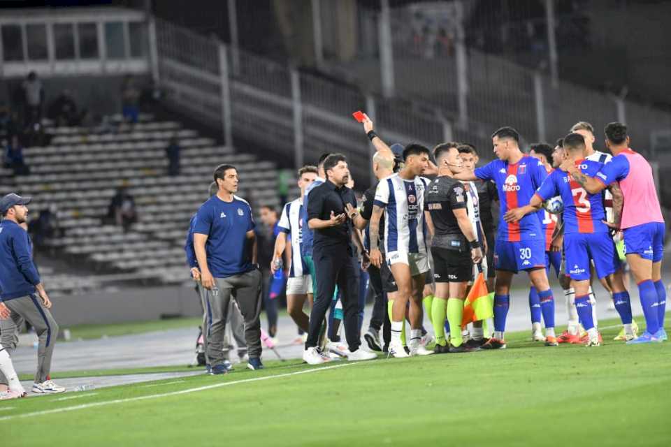 la-roja-al-cacique-medina,-dt-de-talleres:-le-escondio-la-pelota-a-un-jugador-de-tigre