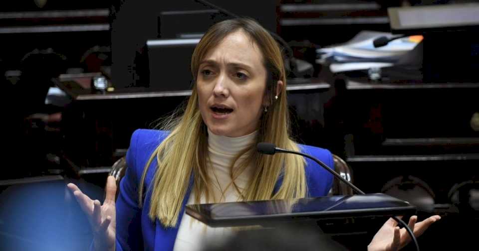 Anabel Fernández Sagasti aseguró que Ricardo Quintela no tiene los avales mínimos para competir