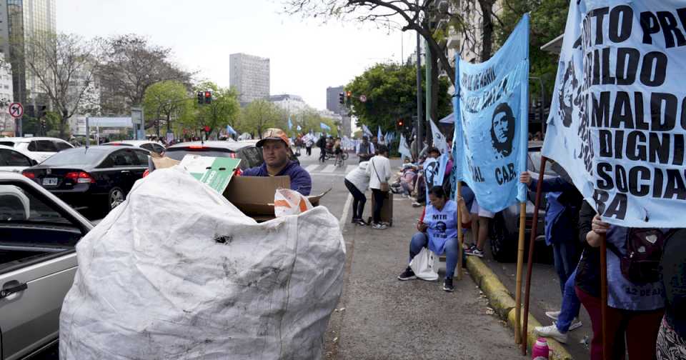 milei-aseguro-que-la-pobreza-esta-bajando:-que-dicen-los-especialistas