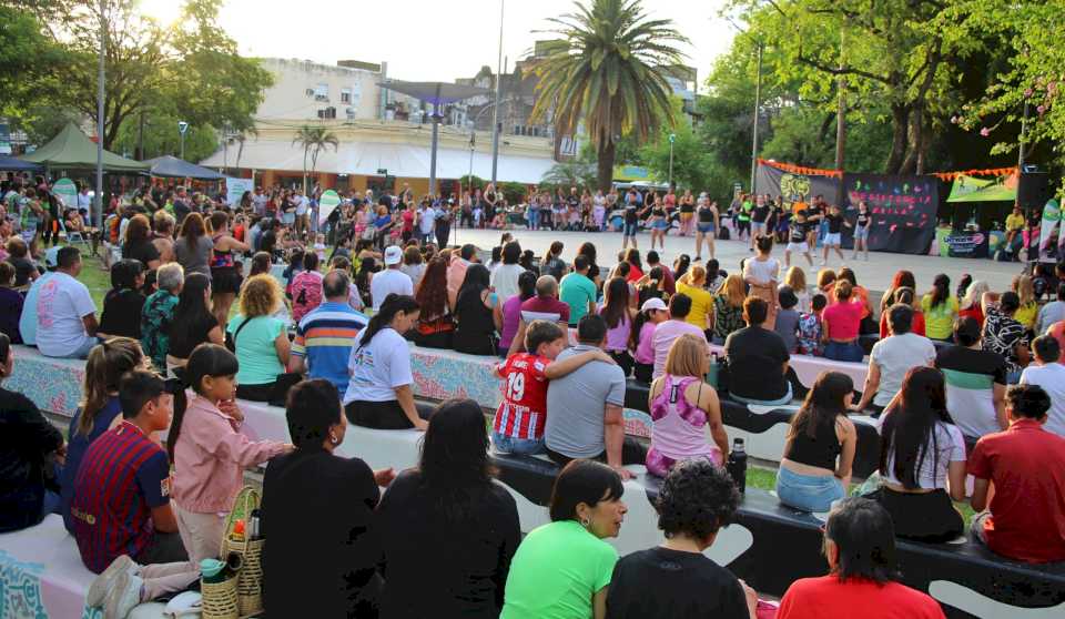 Con la Plaza 25 de Mayo como escenario, Resistencia Baila cerró octubre a todo ritmo