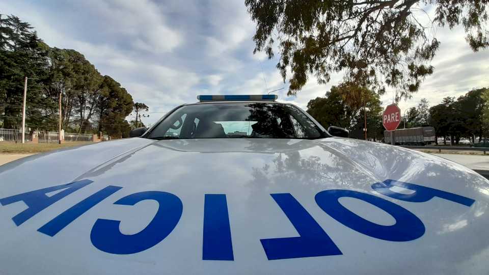 Santa Rosa: iba caminando junto a un amigo y un hombre lo apuñaló