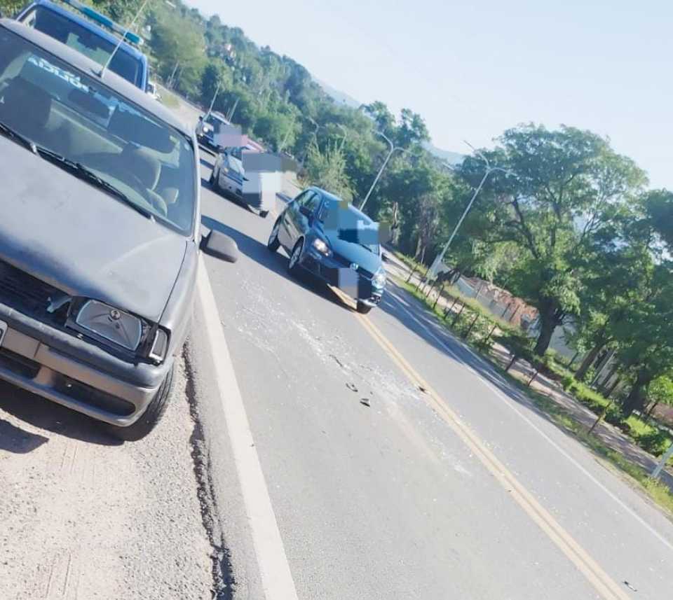 choque-entre-dos-autos-en-villa-parque-siquiman