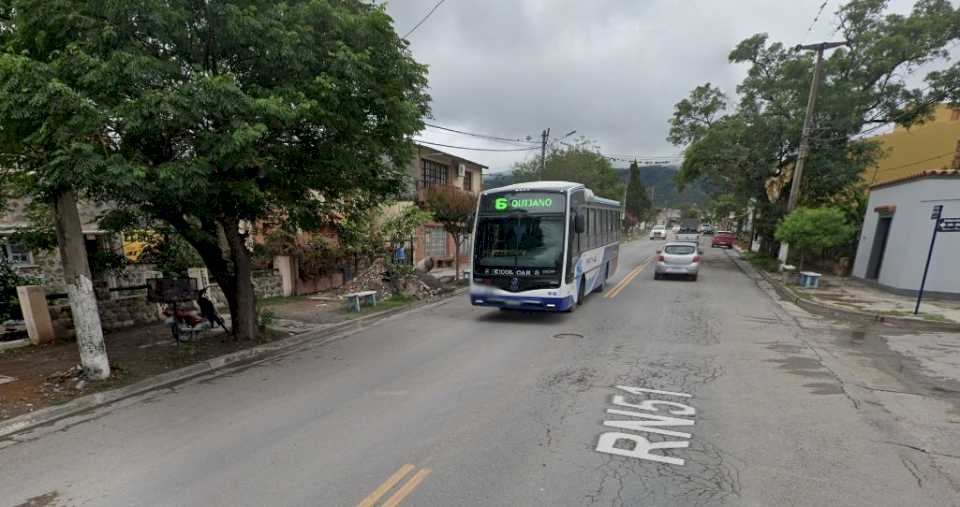 Tres jóvenes intentaron quitarle la mochila y zapatillas a un estudiante de 17 años en una parada de colectivo