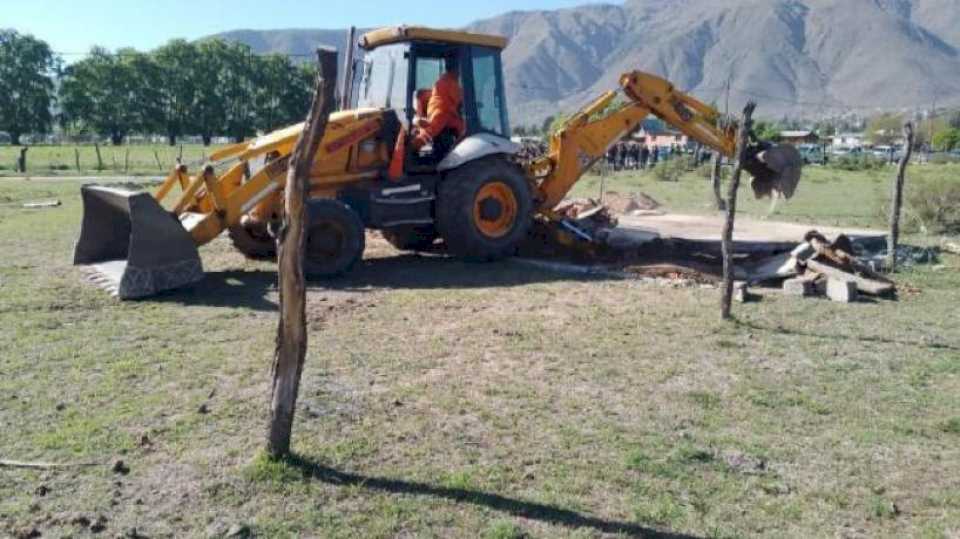 «Ya habían comenzado a construir»: desalojan con topadoras terrenos usurpados en El Mollar