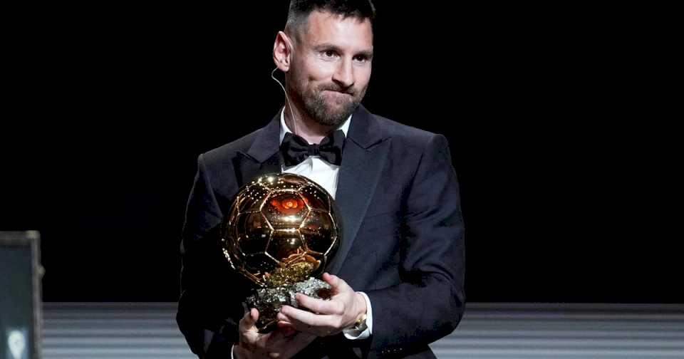 lionel-messi,-ausente-en-la-gala-del-balon-de-oro:-la-ovacion-de-los-fanaticos-al-campeon-del-mundo-en-las-afueras-del-teatro-chatelet-de-paris