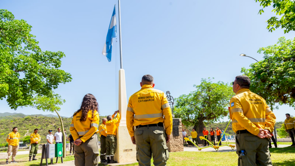 toque-de-sirena-en-memoria-de-brigadistas-fallecidos-en-salta