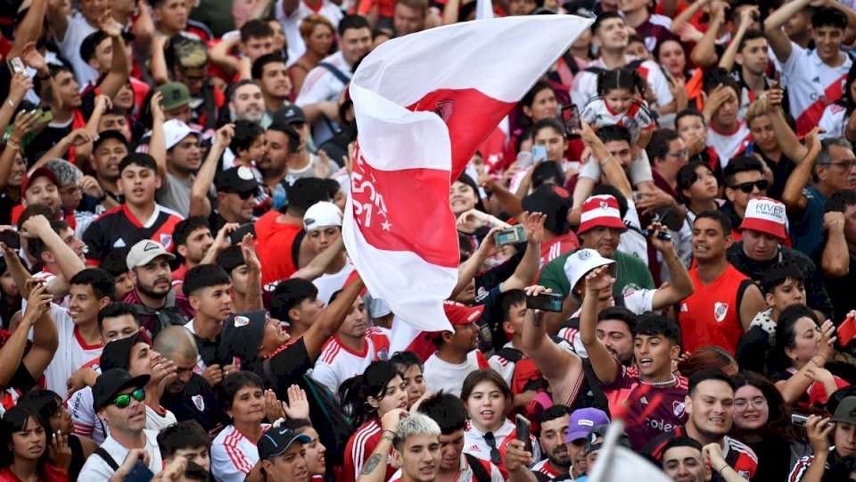 Banderazo multitudinario de hinchas de River antes de la revancha con Atlético Minero por la Copa Libertadores