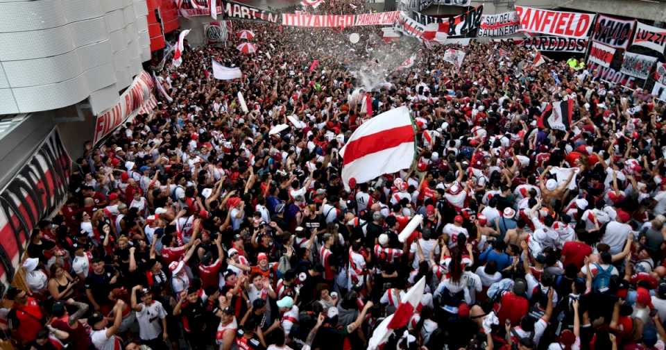 river-es-pura-fe-en-la-previa-a-la-revancha-con-mineiro:-mas-de-30-mil-hinchas-armaron-un-impresionante-banderazo-en-apoyo-al-equipo-de-gallardo