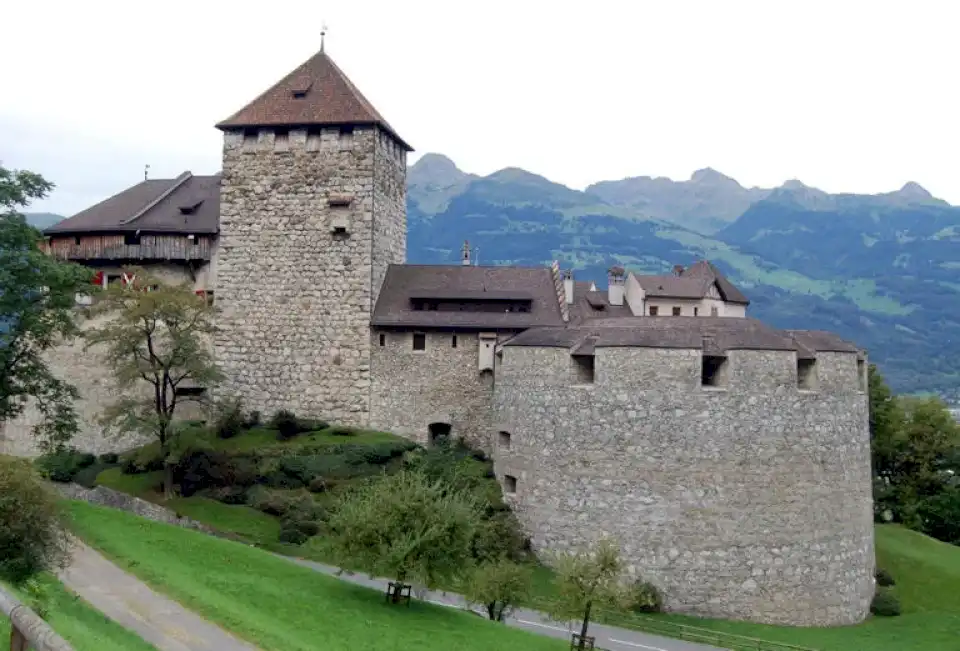 Votantes en Liechtenstein retiran financiación del estado a la emisora de radio pública