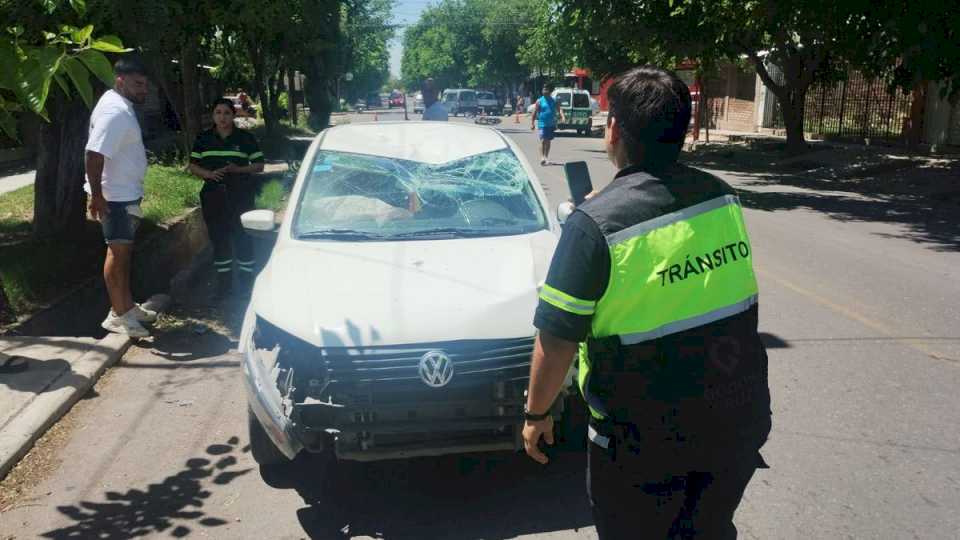 Una motociclista fue internada en grave estado luego de un accidente en Godoy Cruz