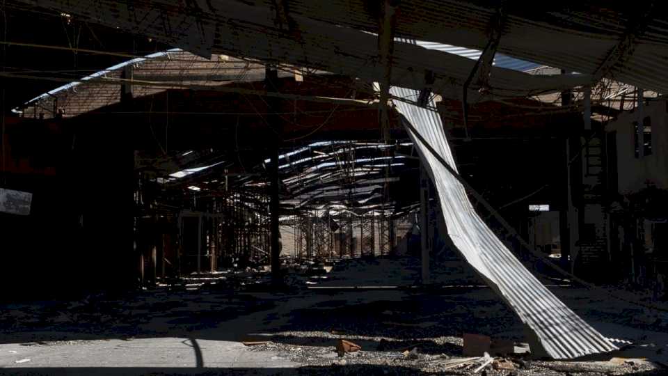 padres,-madres-y-vecinos-de-la-escuela-207-advirtieron-que-demoleran-el-galpon-incendiado-con-sus-propias-manos