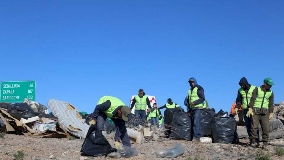 mas-de-70-agentes-municipales-juntaron-residuos-que-fueron-arrojados-en-la-meseta-de-neuquen