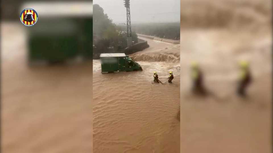 temporal-en-valencia-|-los-bomberos-rescatan-a-un-conductor-atrapado-en-una-furgoneta-de-reparto-en-alzira