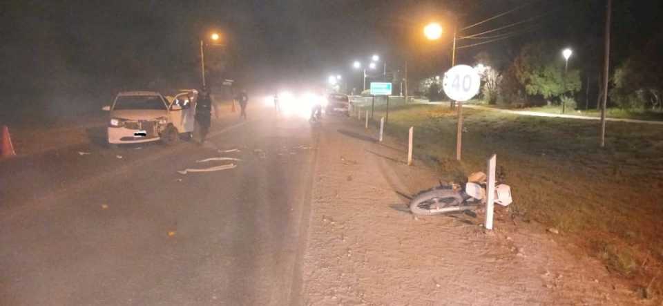 Un auto y una moto chocaron a metros de la rotonda del kilómetro 8