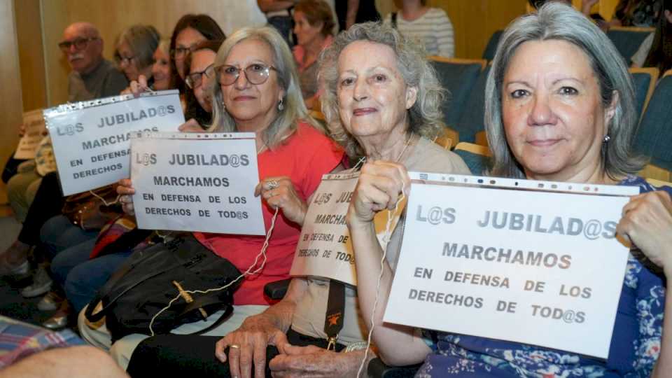 Jubilados reclamaron mayor acceso a medicamentos y hogares de larga estadía por parte de OSEP