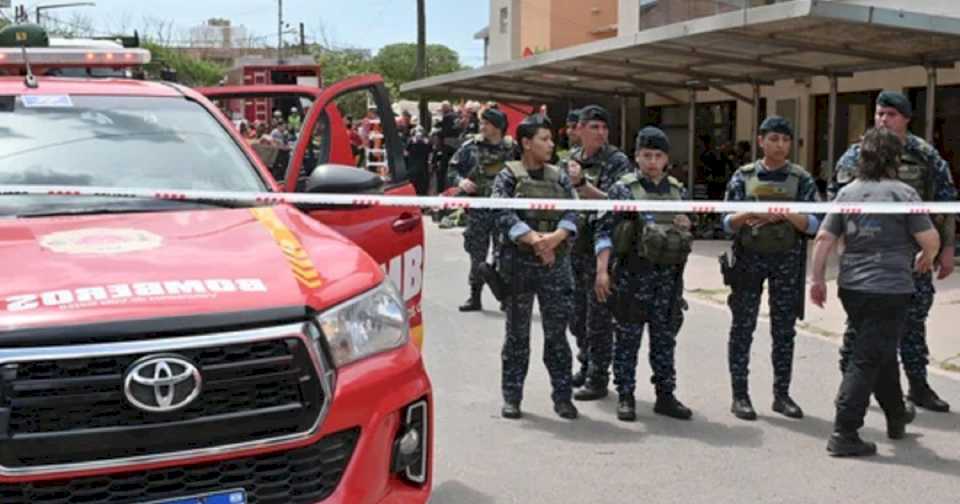 Murió un hombre por el derrumbe en Villa Gesell:  sigue la búsqueda en los escombros del hotel