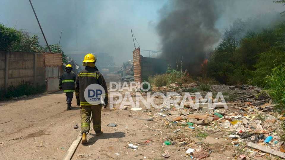 Cuatro dotaciones de bomberos intentan apagar un incendio de grandes magnitudes al sur de la ciudad