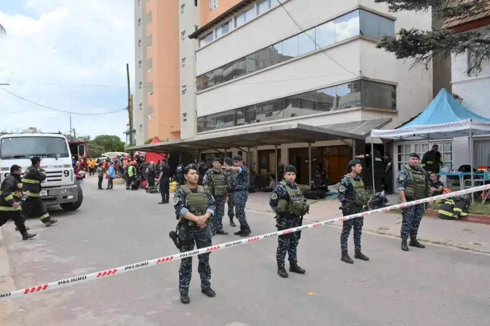 derrumbe-en-villa-gesell:-hay-un-muerto-y-continua-el-trabajo-de-los-rescatistas