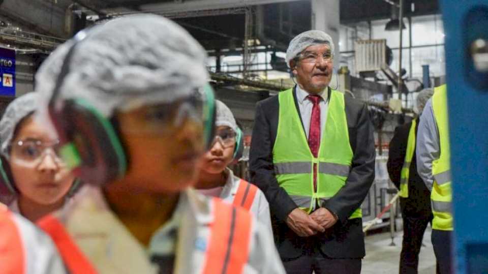 «Es una experiencia única»: Acevedo recorrió la planta de Pepsi con alumnos del nivel primario