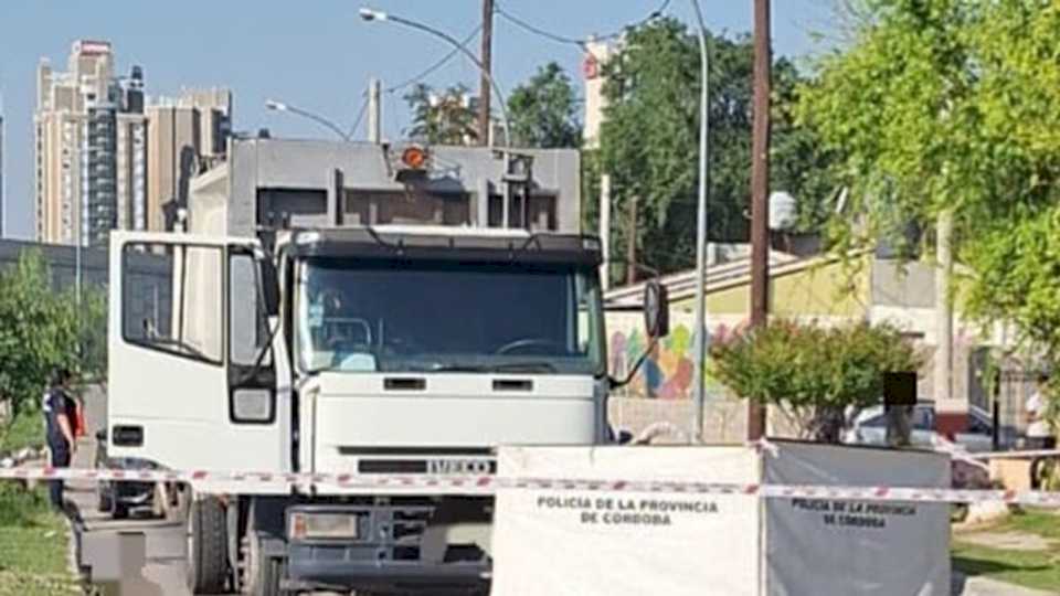 accidente-fatal-en-cordoba:-un-joven-murio-tras-chocar-contra-un-camion-de-basura