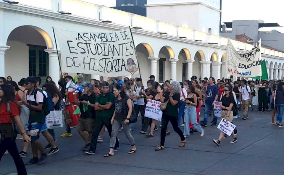 estudiantes-universitarios-realizaron-una-nueva-marcha-por-el-centro-de-la-capital-jujena