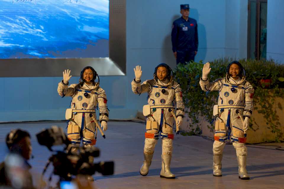 china-lanza-nueva-tripulacion-a-su-estacion-espacial-para-ampliar-exploracion