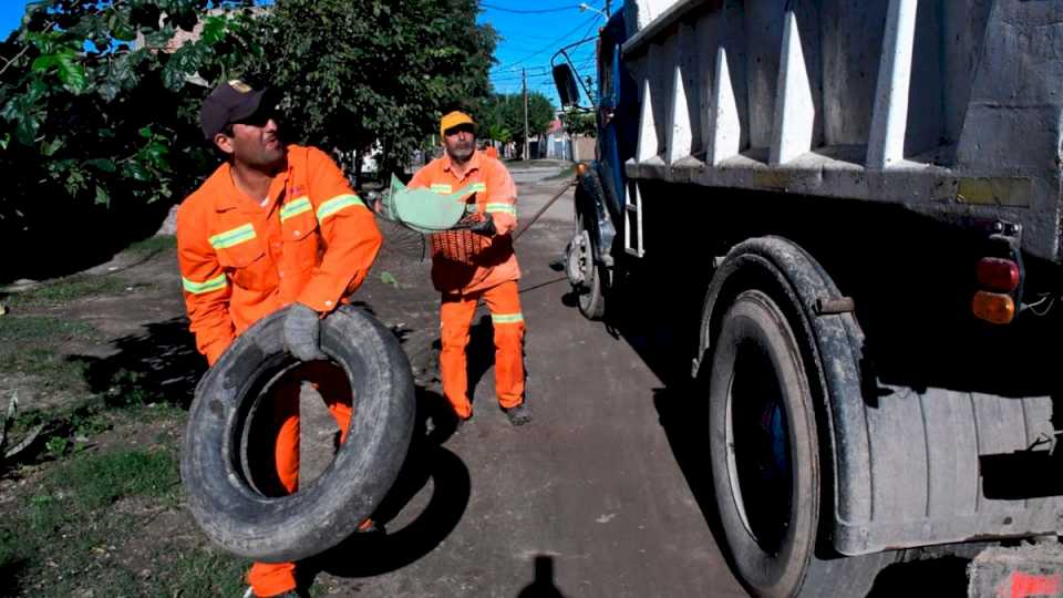 intenso-operativo-de-descacharreo-en-diversos-barrios-de-la-capital