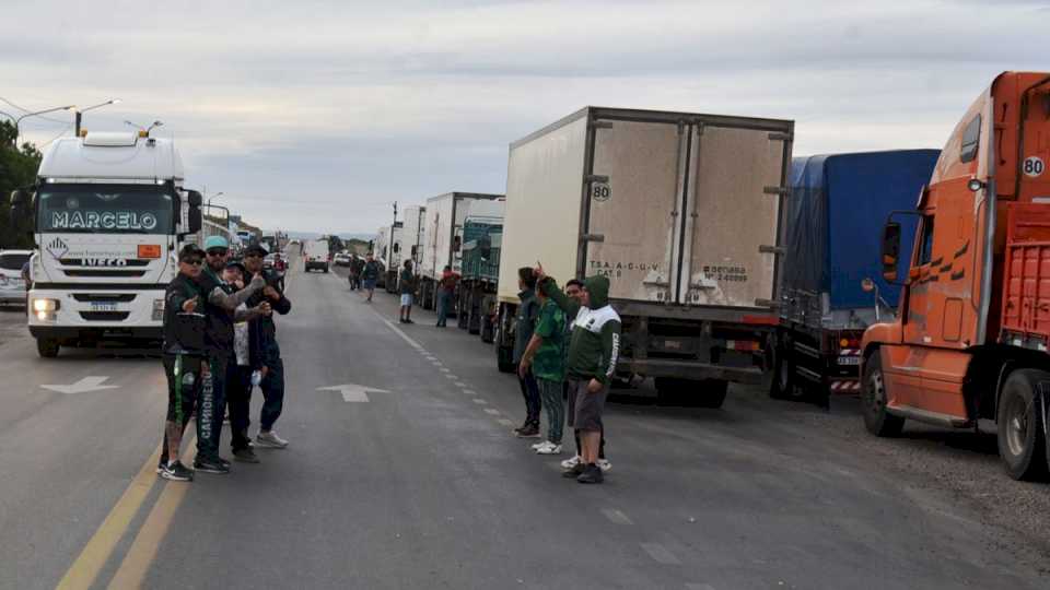 Decenas de camiones quedaron  inmovilizados en el acceso norte