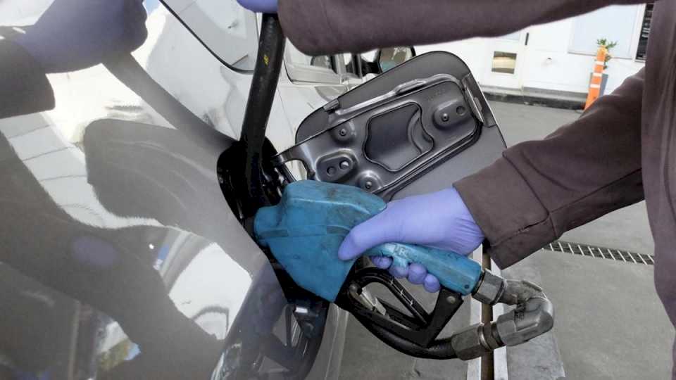 este-viernes-volveran-a-subir-los-combustibles:-cuanto-aumentaron-en-el-ano