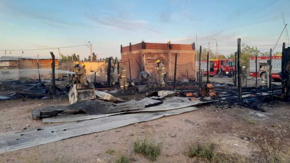 Tres viviendas fueron consumidas por un incendio provocado por la caída de un poste de electricidad