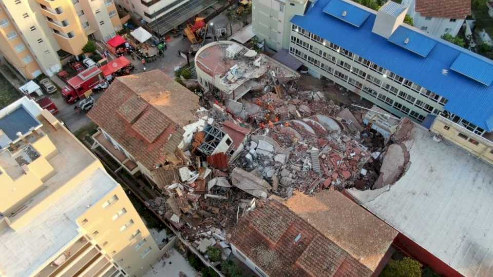 Por el derrumbe del hotel en Villa Gesell continuaron a contrarreloj la búsqueda de los atrapados