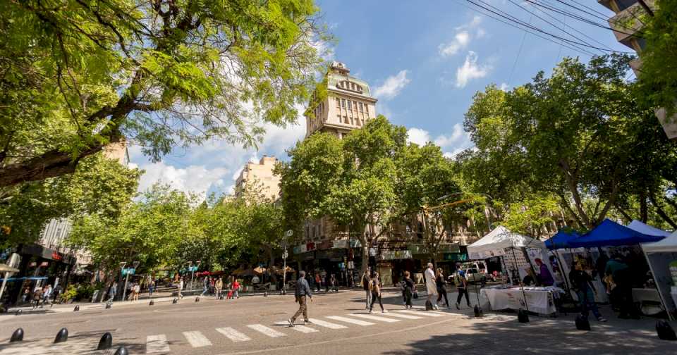 en-fotos:-asi-se-vera-la-ciudad-de-mendoza-en-100-anos,-segun-la-inteligencia-artificial