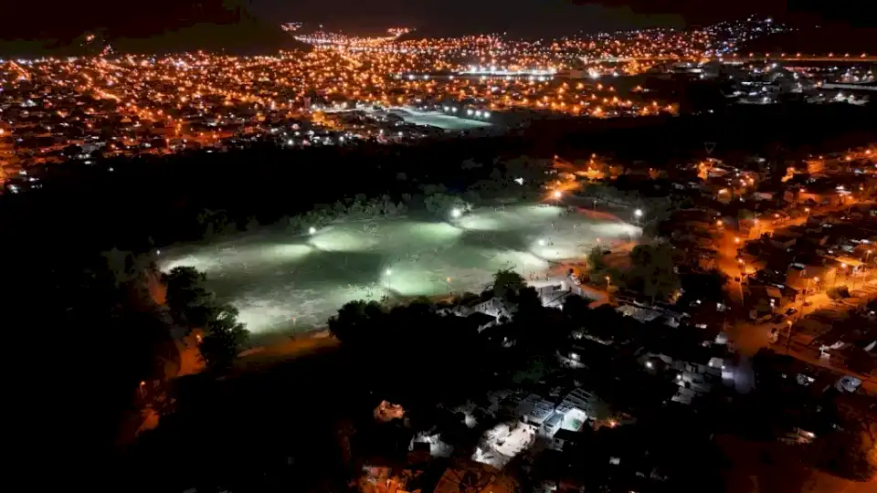 Colocaron nuevas luminarias en las canchas de Ampliación Norte Grande