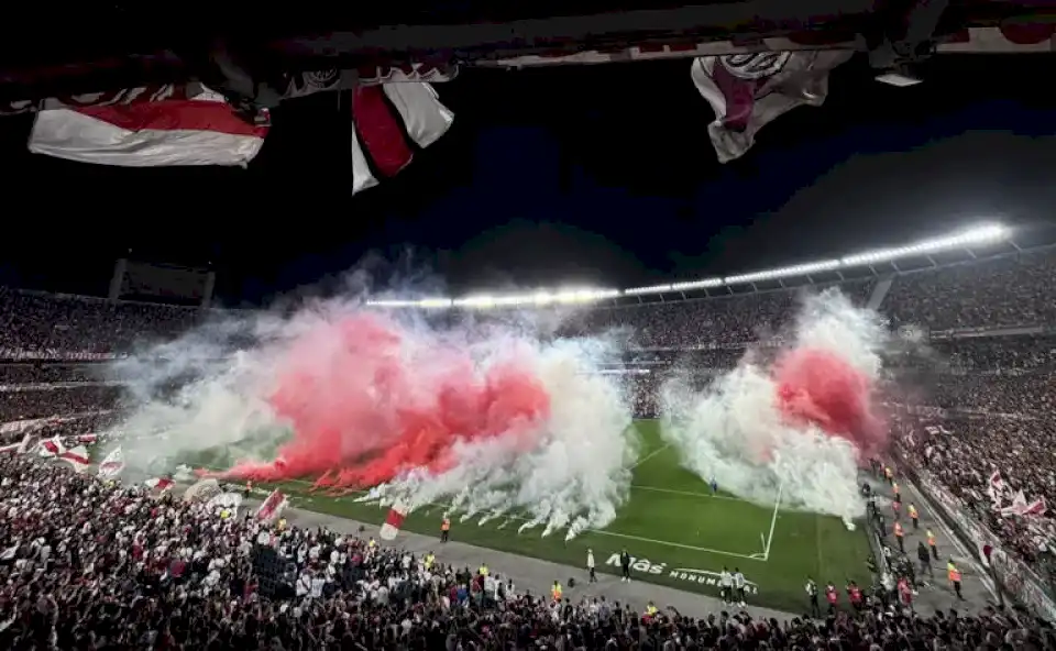 clausuraron-el-monumental-tras-el-recibimiento-con-bengalas-y-fuegos-artificiales-ante-el-atletico-mineiro