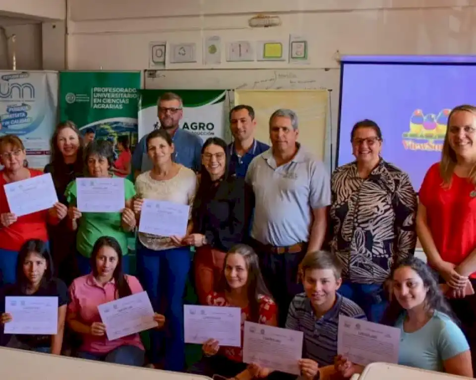 San Vicente: se entregaron certificados a participantes del curso de industrialización de productos regionales