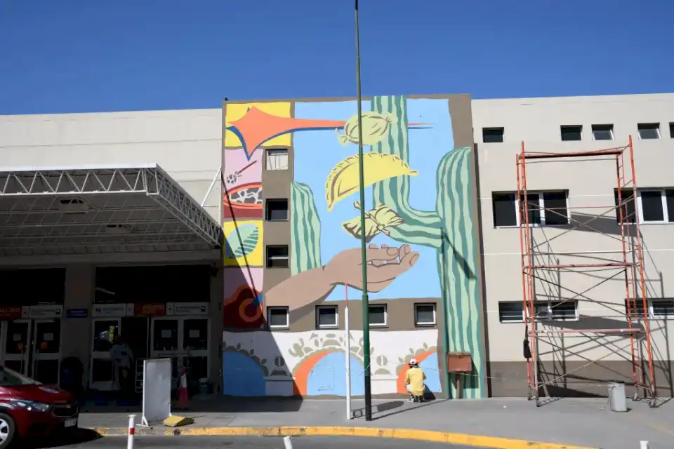 ‘Iconografía Apunada’, el nuevo mural en la Terminal de ómnibus