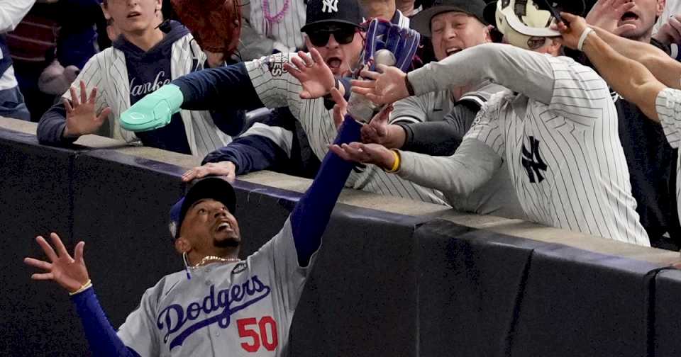 serie-mundial-de-la-mlb:-dos-hinchas-de-los-yankees-le-arrebataron-una-pelota-a-un-jugador-de-los-dodgers-y-los-echaron-del-estadio